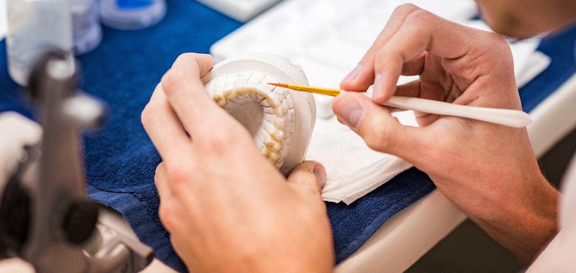 Découvrez les Avantages des Colles Cyanoacrylates et Résines UV LED de Super glue Colle 21 pour les Prothésistes Dentaires. Colle21 producteur de Colles Cyano. - Super Glue Colle 21